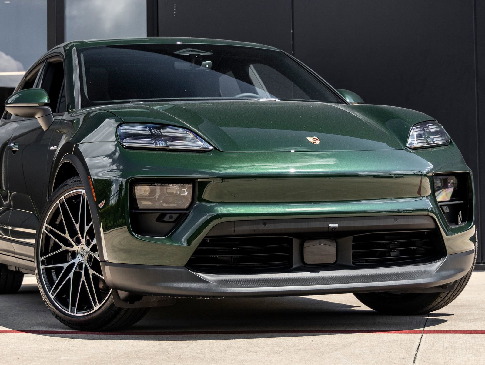 Certified 2025 Porsche Macan 4 Electric image 9