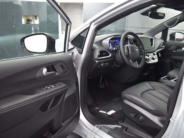 New 2026 Chrysler Pacifica Select image 12