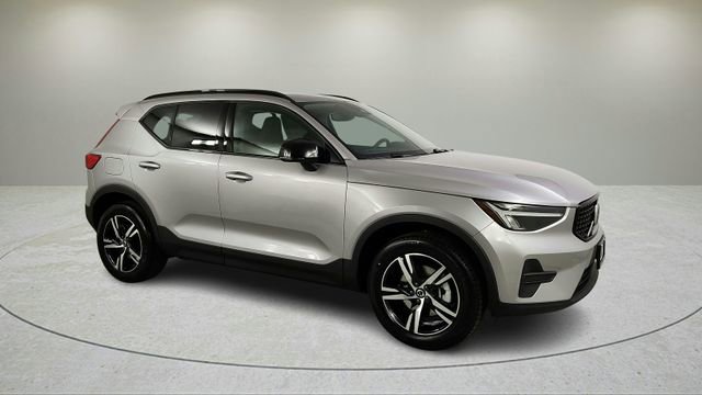 New 2026 Volvo XC40 B5 Core w/ Climate Package AWD/4WD image 2