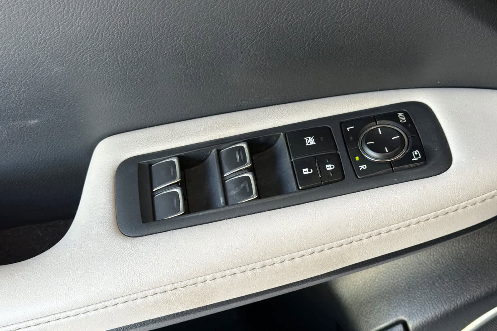 Used 2020 Lexus RX 350L Premium w/ Premium Package AWD/4WD image 13