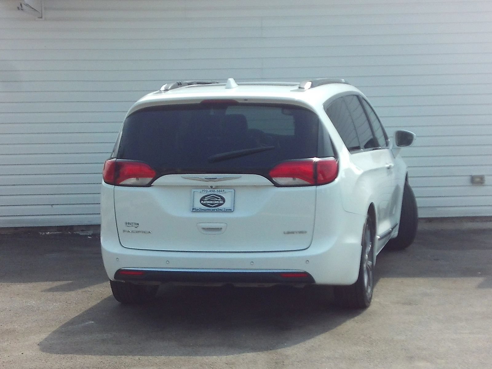 Used 2019 Chrysler Pacifica Limited w/ Tire & Wheel Group FWD image 7