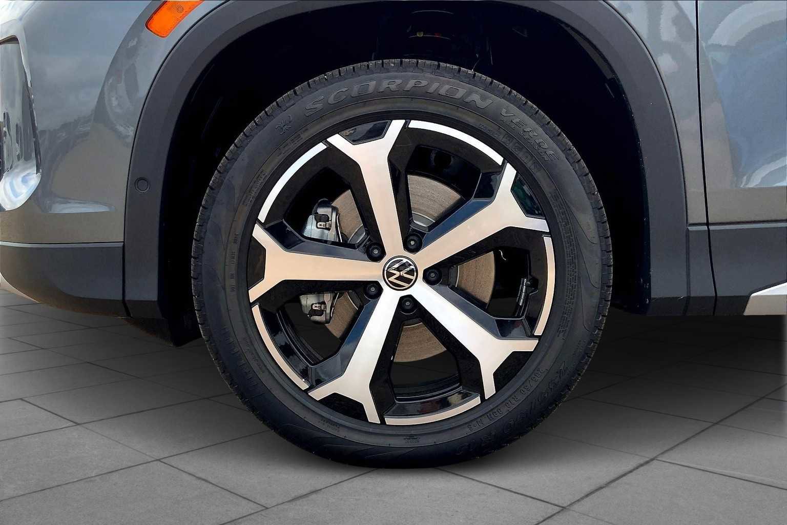 New 2025 Volkswagen Tiguan SE AWD/4WD image 12