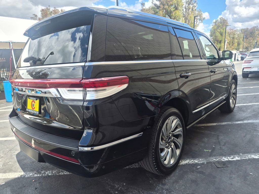 Used 2024 Lincoln Navigator Reserve image 11
