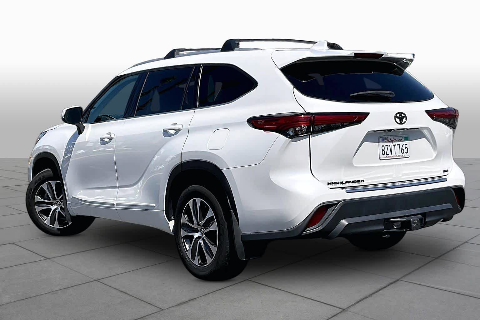 Used 2022 Toyota Highlander XLE FWD image 11