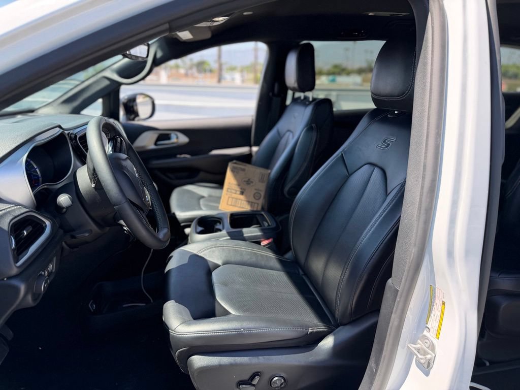 Used 2024 Chrysler Pacifica Limited FWD image 5