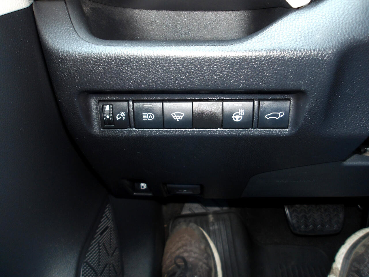 Used 2021 Toyota RAV4 XLE image 23