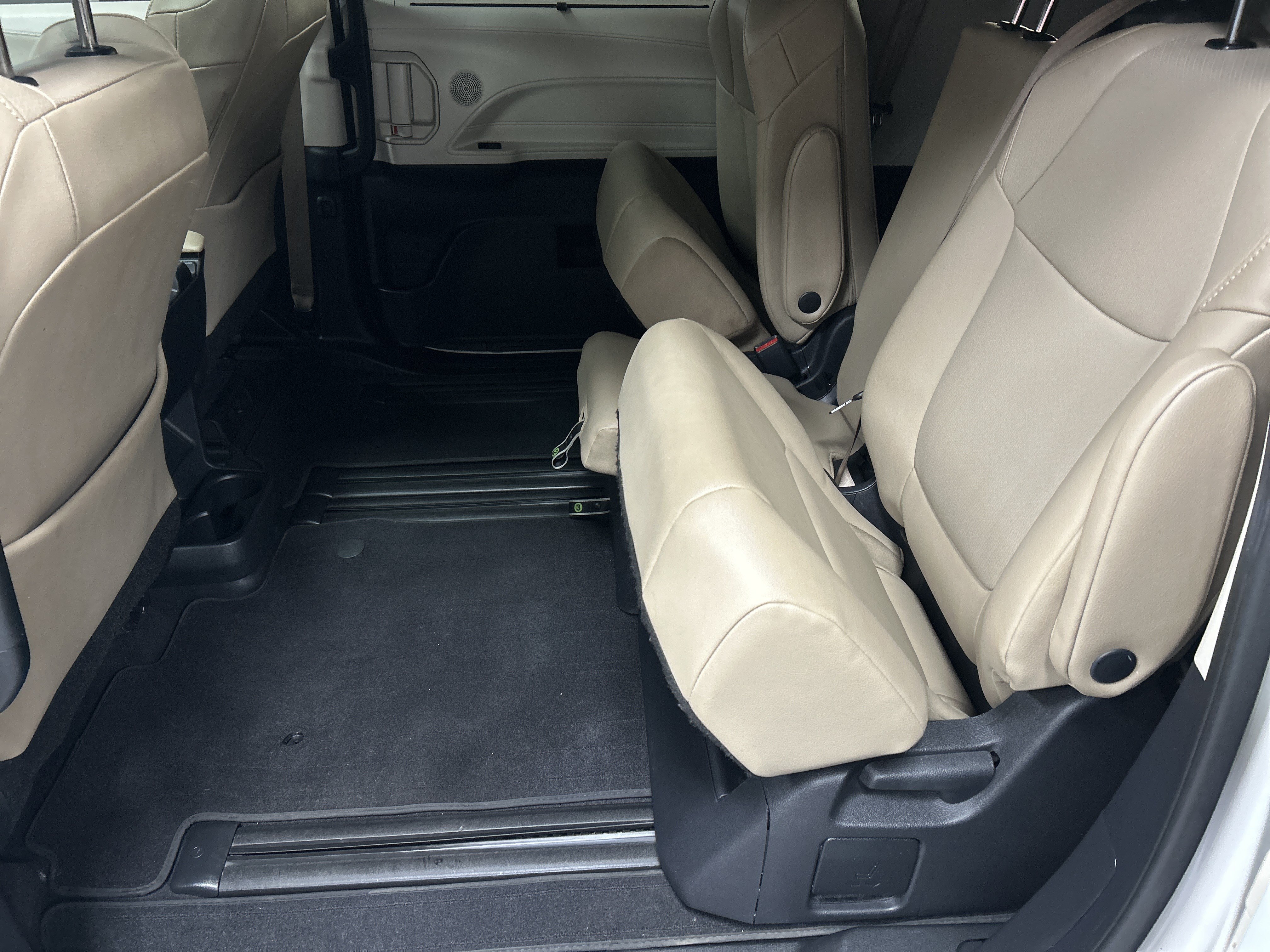 Used 2021 Toyota Sienna XLE FWD image 31