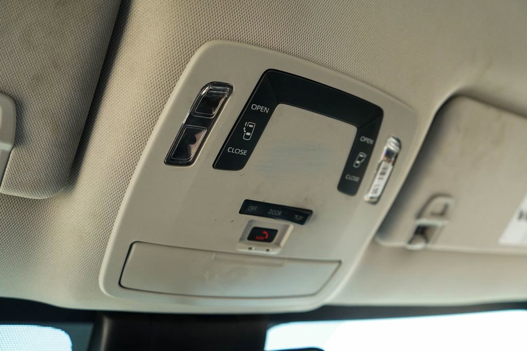 Used 2024 Toyota Sienna LE image 31