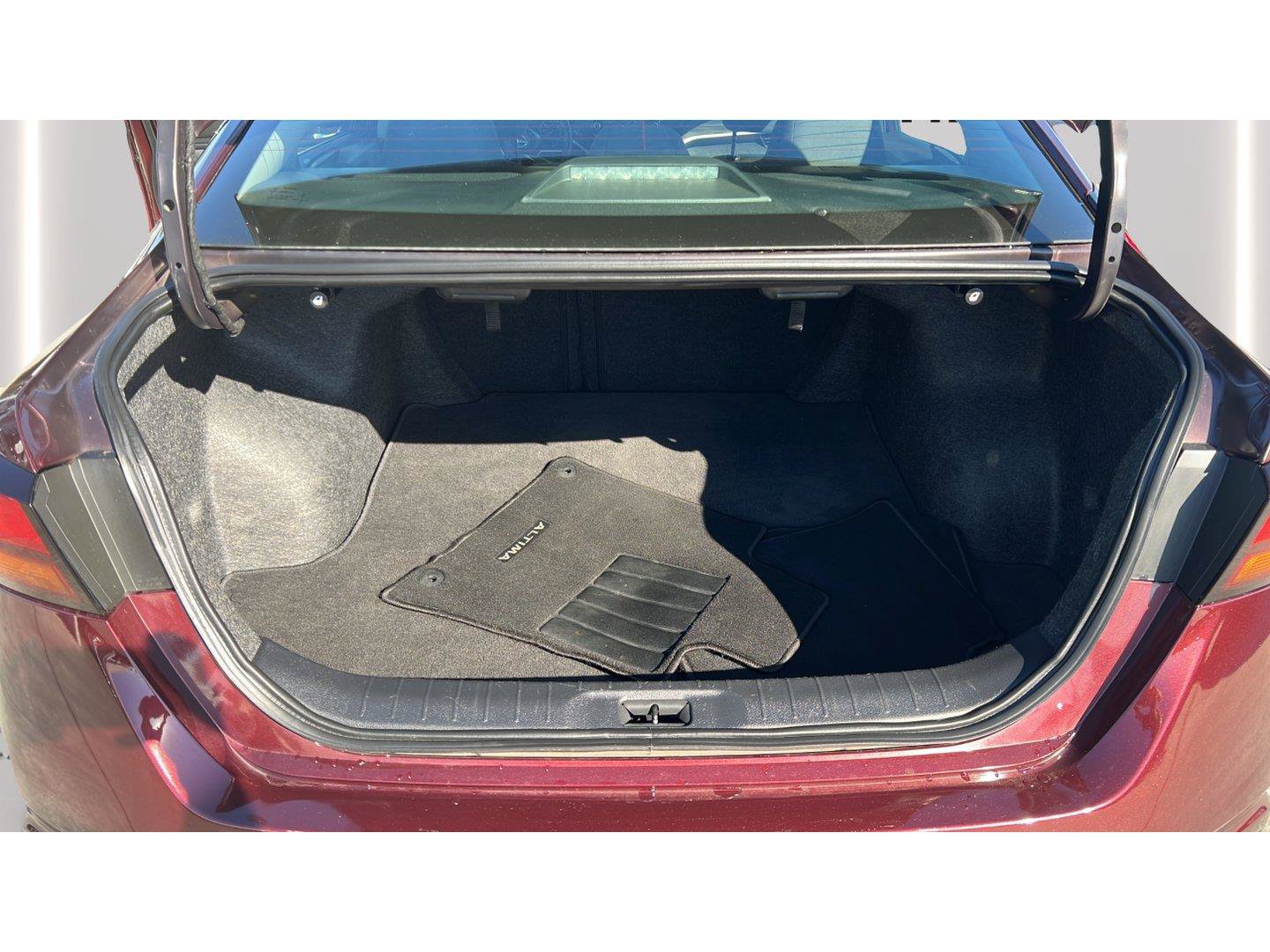 Used 2025 Nissan Altima 2.5 SV FWD image 17