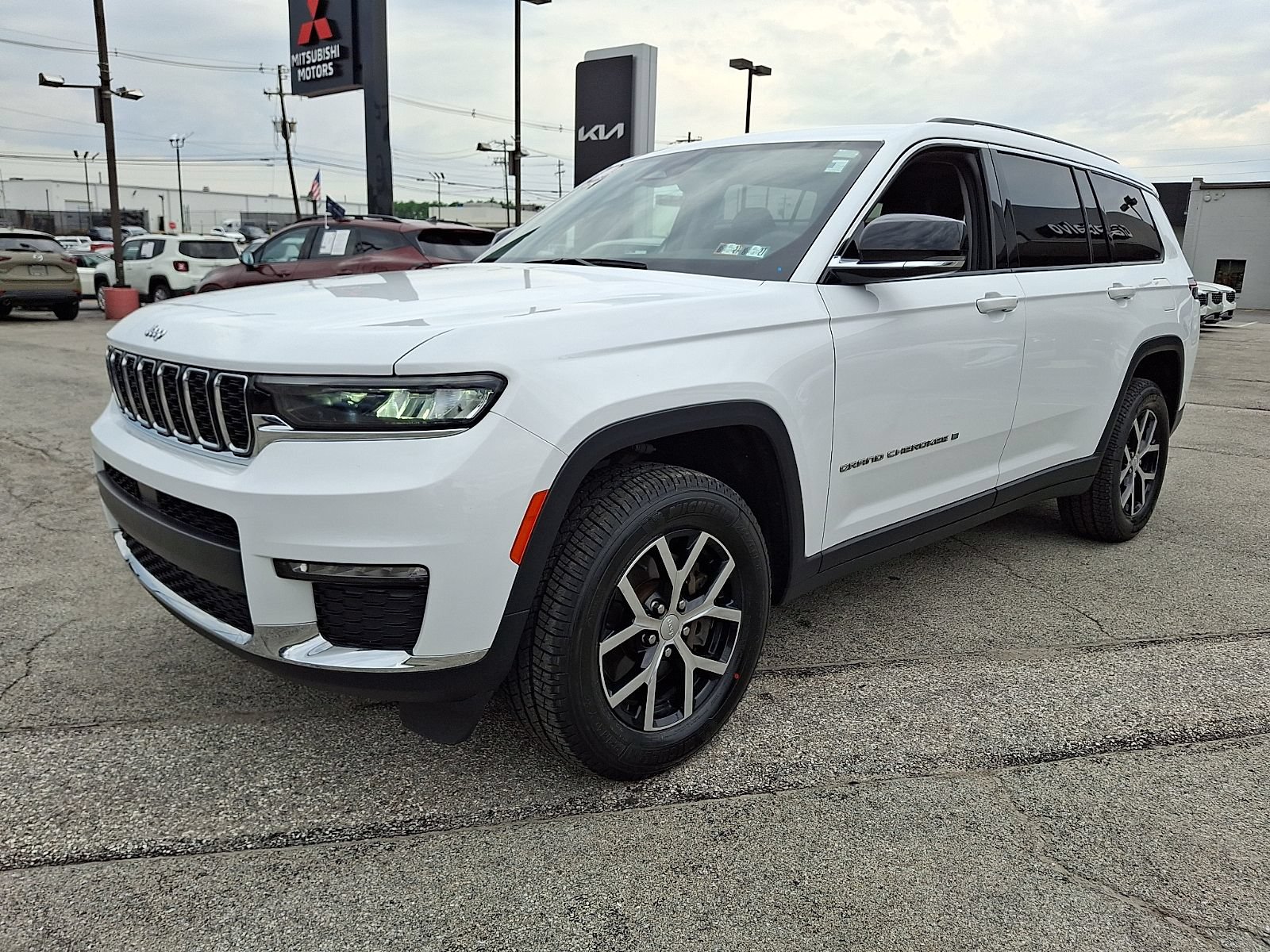 Used 2023 Jeep Grand Cherokee L Limited w/ Trailer Tow Group (B) AWD/4WD image 3