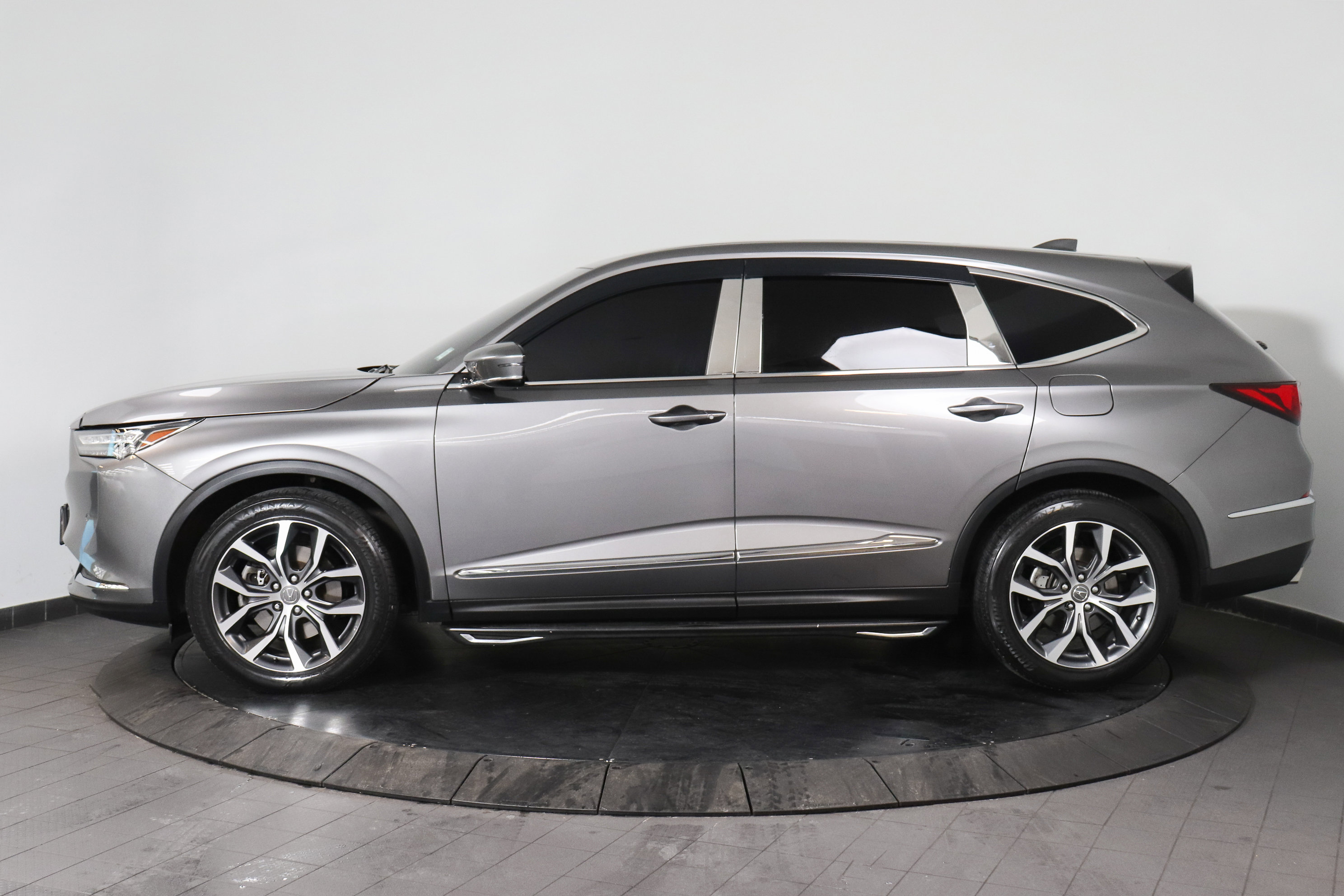 Used 2022 Acura MDX SH-AWD w/ Technology Package image 2