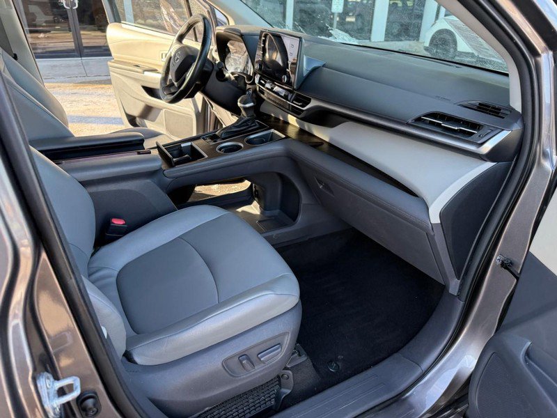 Used 2021 Toyota Sienna XLE image 20