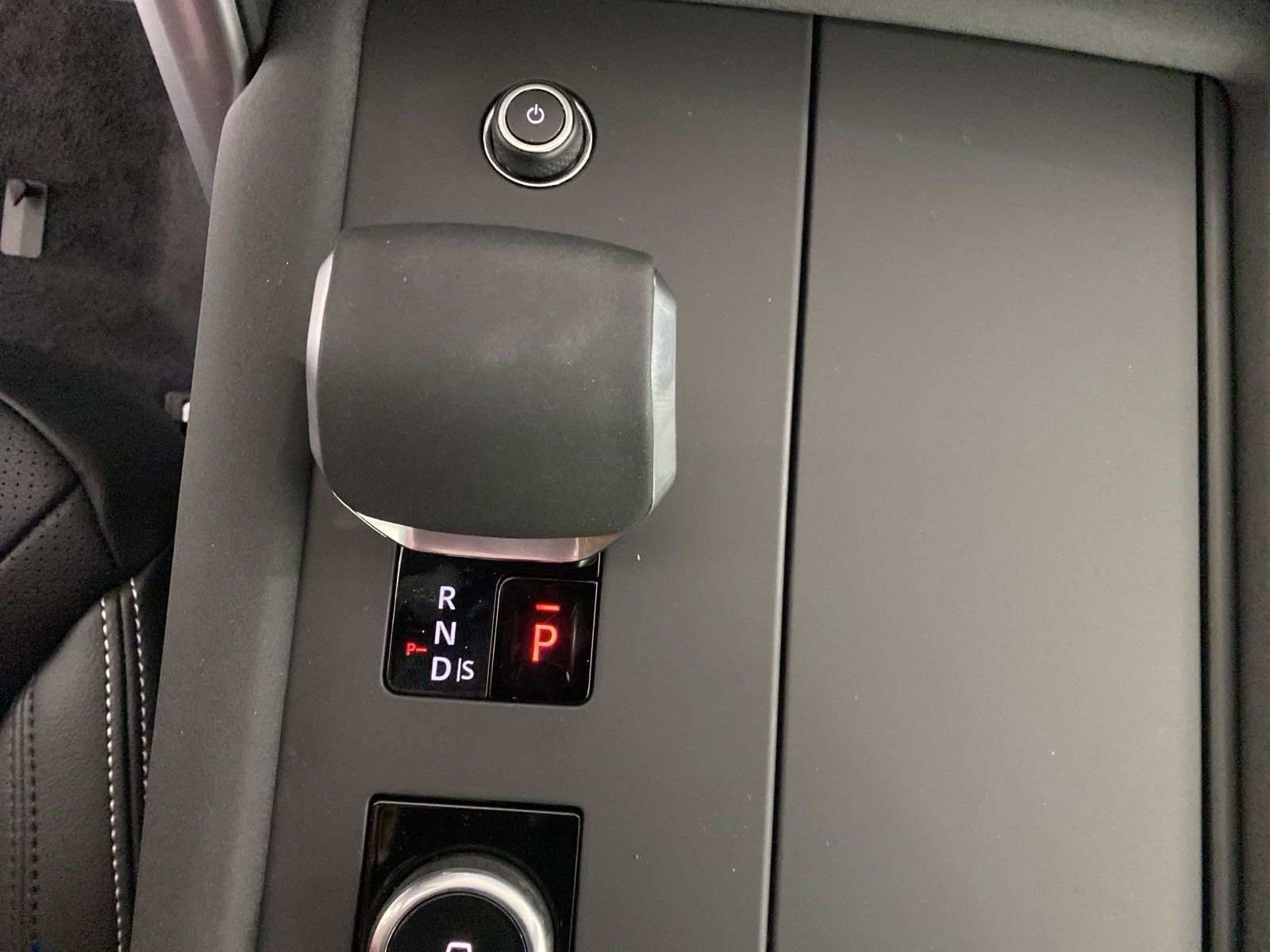 Certified 2025 Land Rover Discovery S image 16