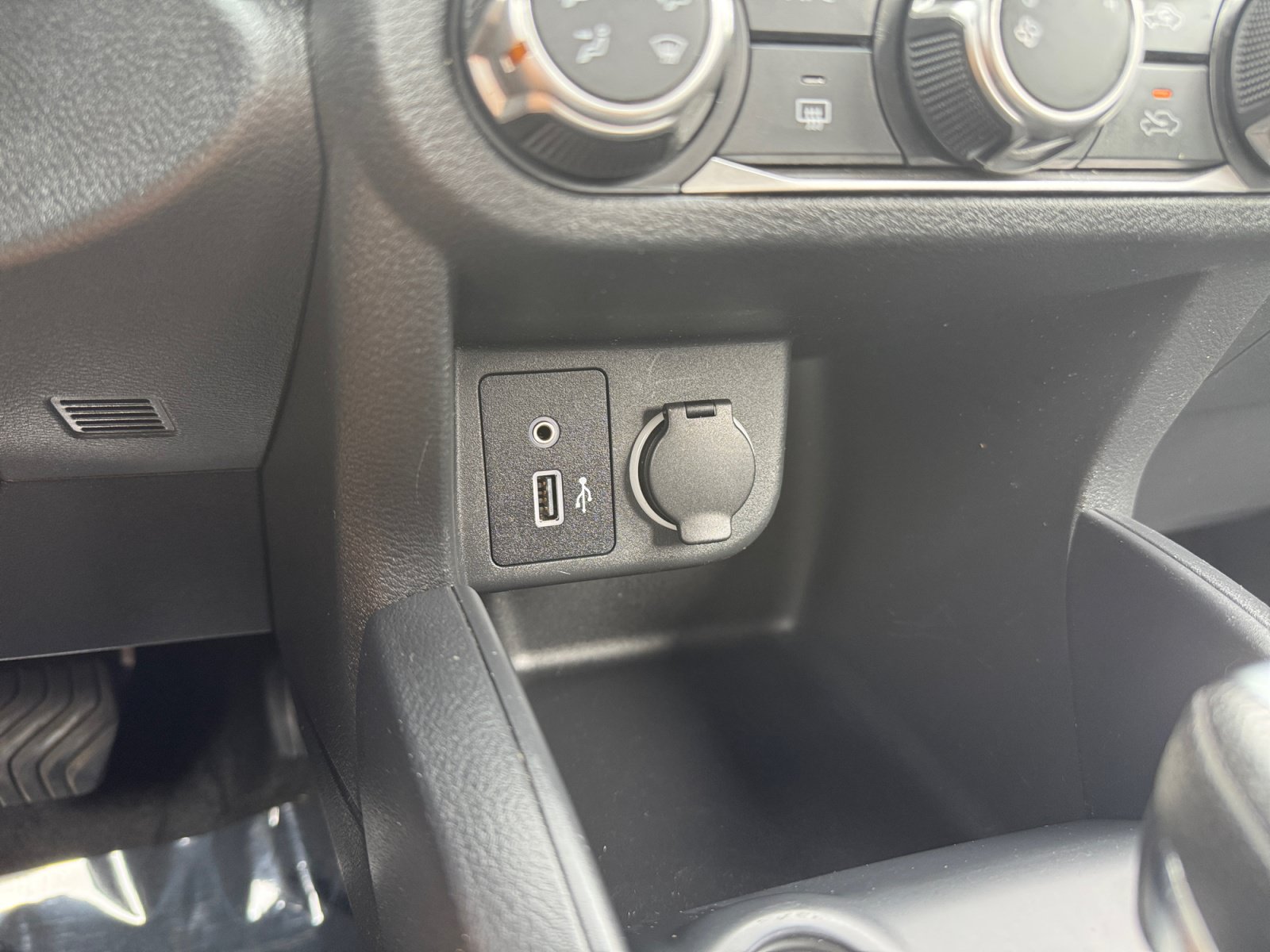 Used 2023 Nissan Kicks S FWD image 4