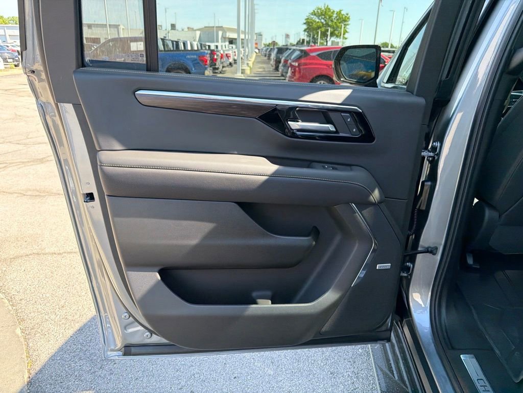 New 2026 Chevrolet Suburban Premier w/ Sun And Tow Package AWD/4WD image 21