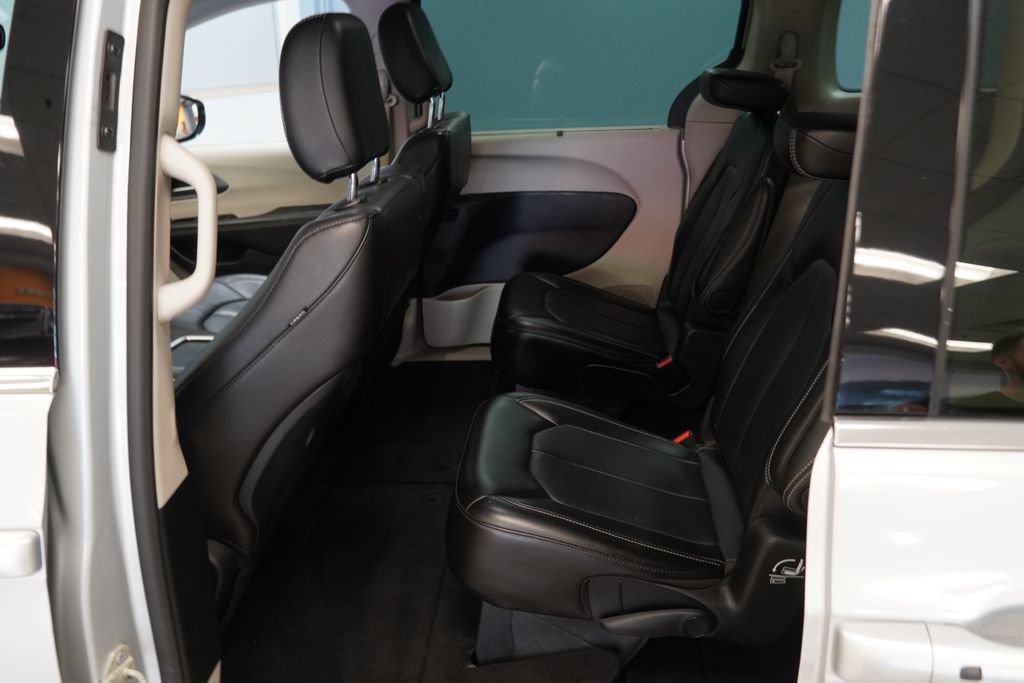 Used 2024 Chrysler Pacifica Touring-L FWD image 18