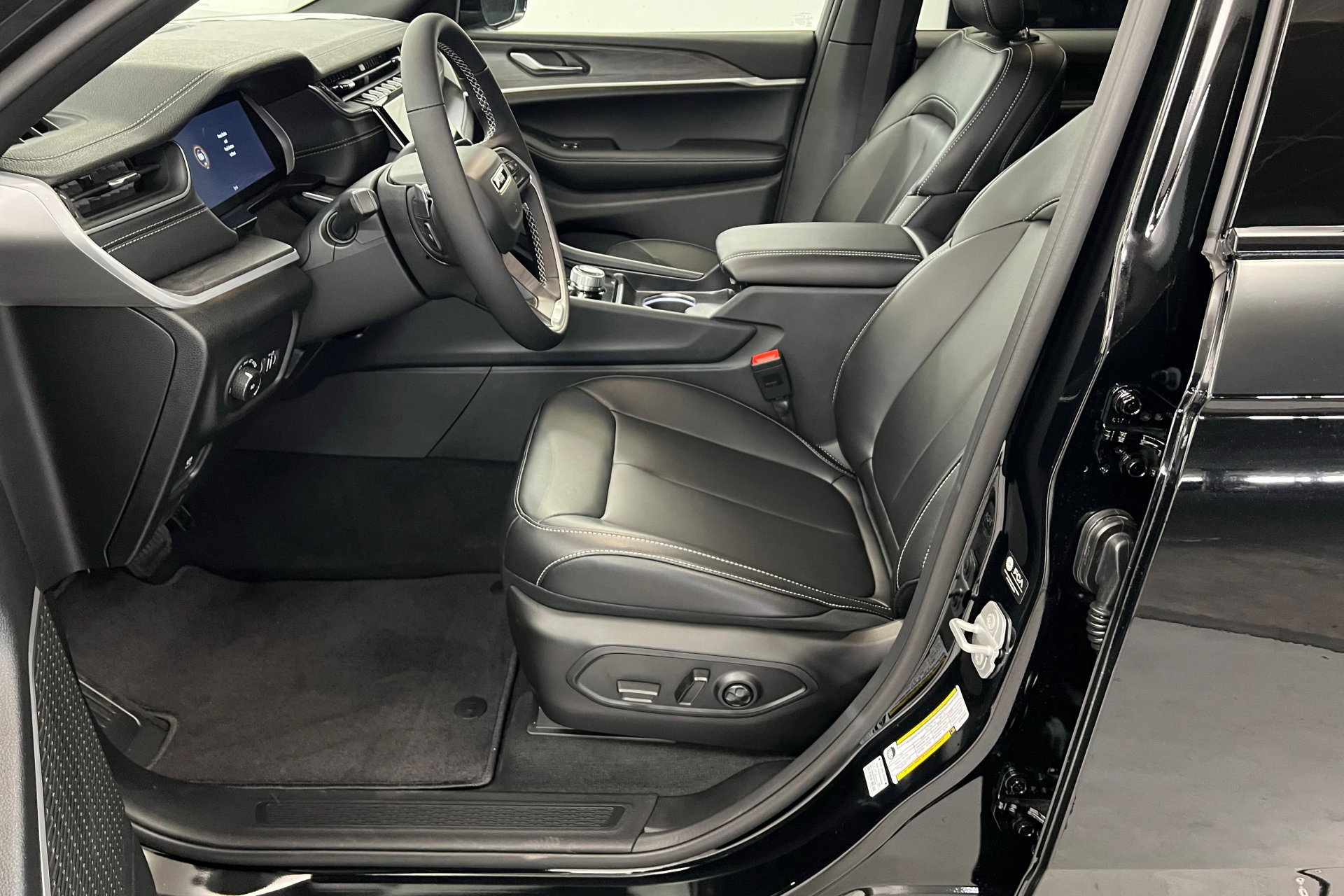 New 2025 Jeep Grand Cherokee Limited w/ Black Appearance Package AWD/4WD image 17