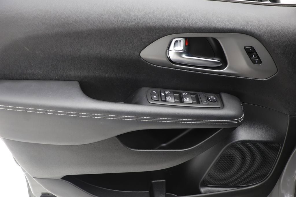 Used 2025 Chrysler Pacifica Select FWD image 14
