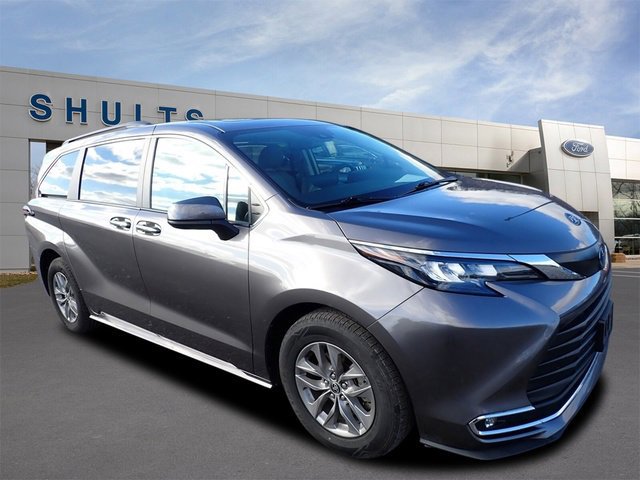 Used 2024 Toyota Sienna XLE image 3