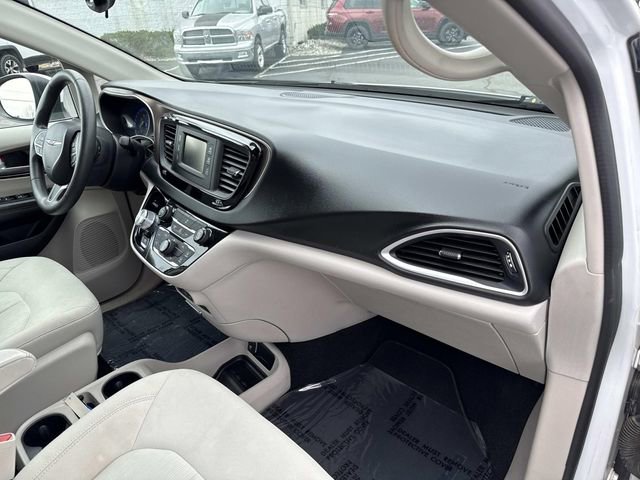 Used 2017 Chrysler Pacifica LX FWD image 32