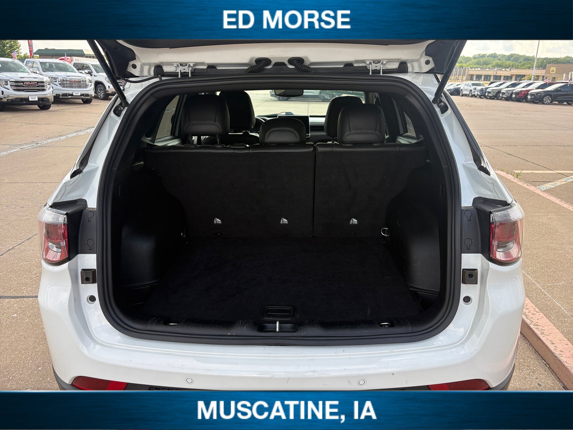 Used 2025 Jeep Compass Trailhawk AWD/4WD image 18