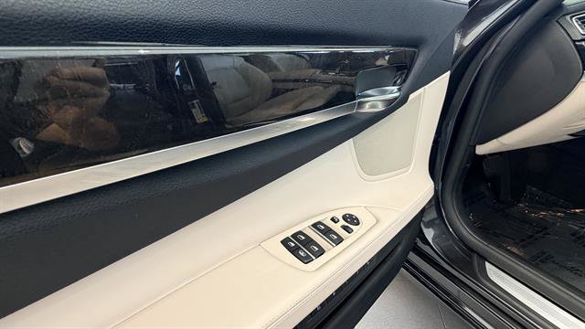 Used 2012 BMW 750i RWD image 38