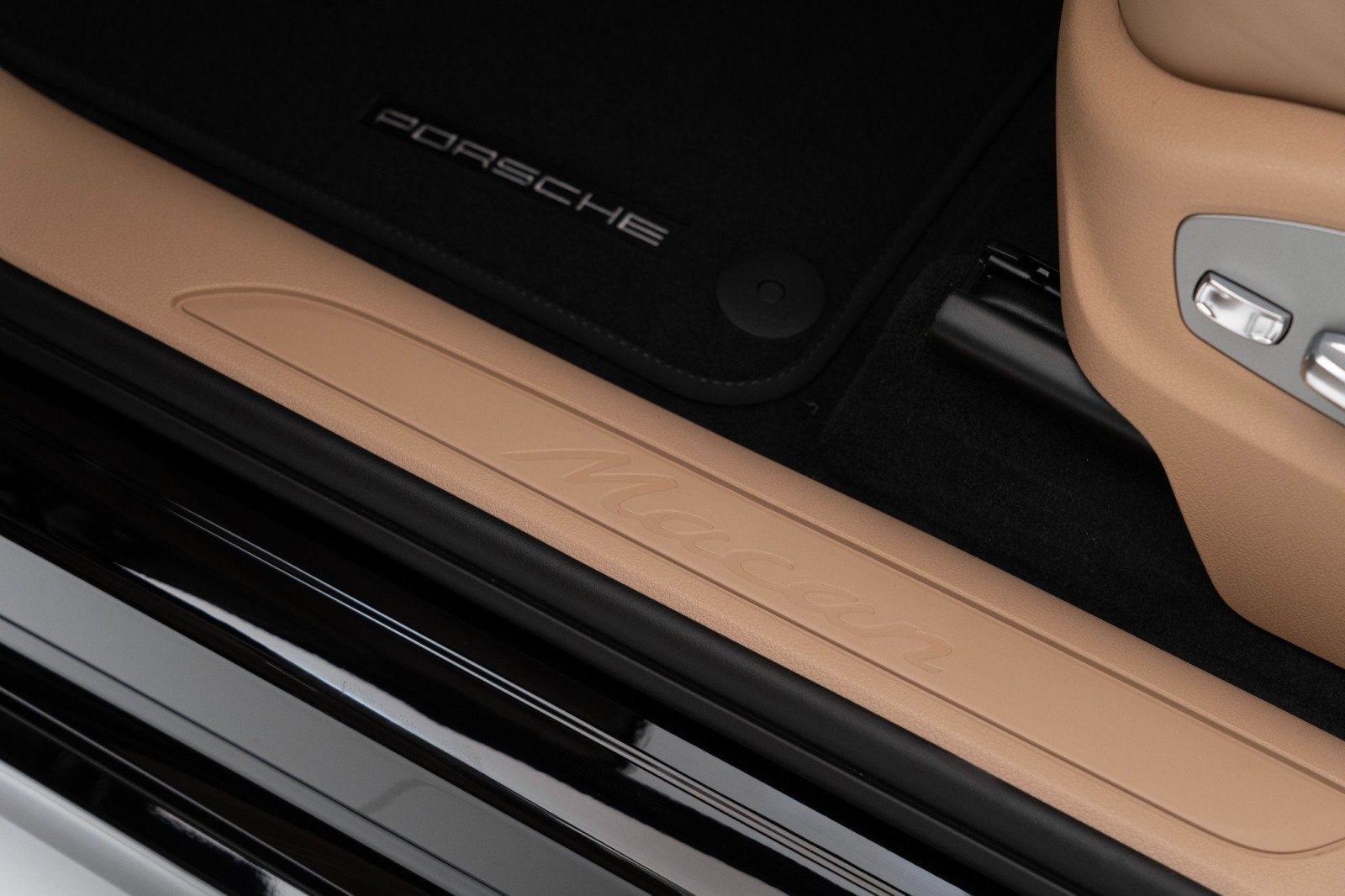Certified 2025 Porsche Macan AWD/4WD image 12
