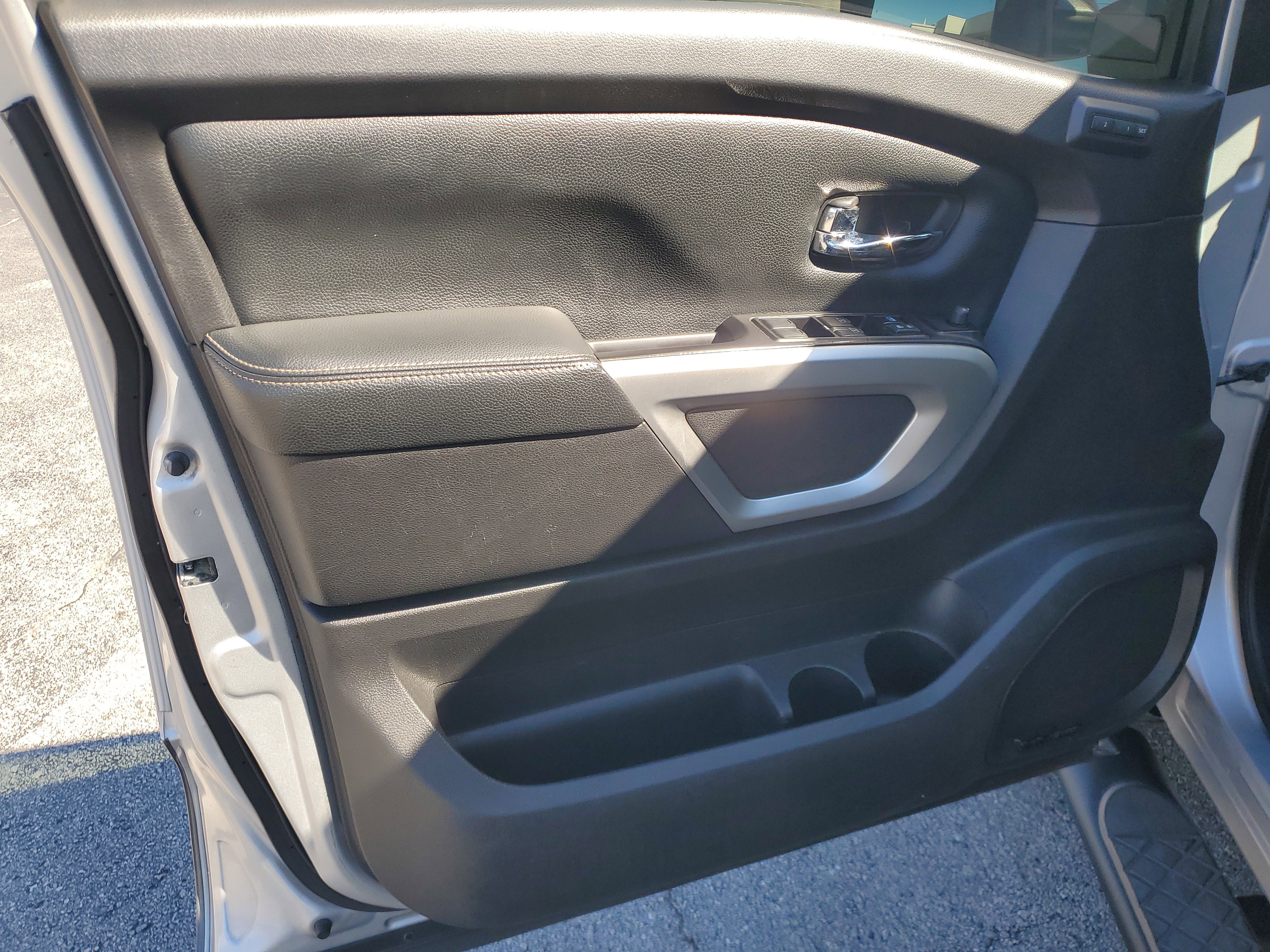 Used 2018 Nissan Titan PRO-4X w/ Pro-4x Convenience Package image 10