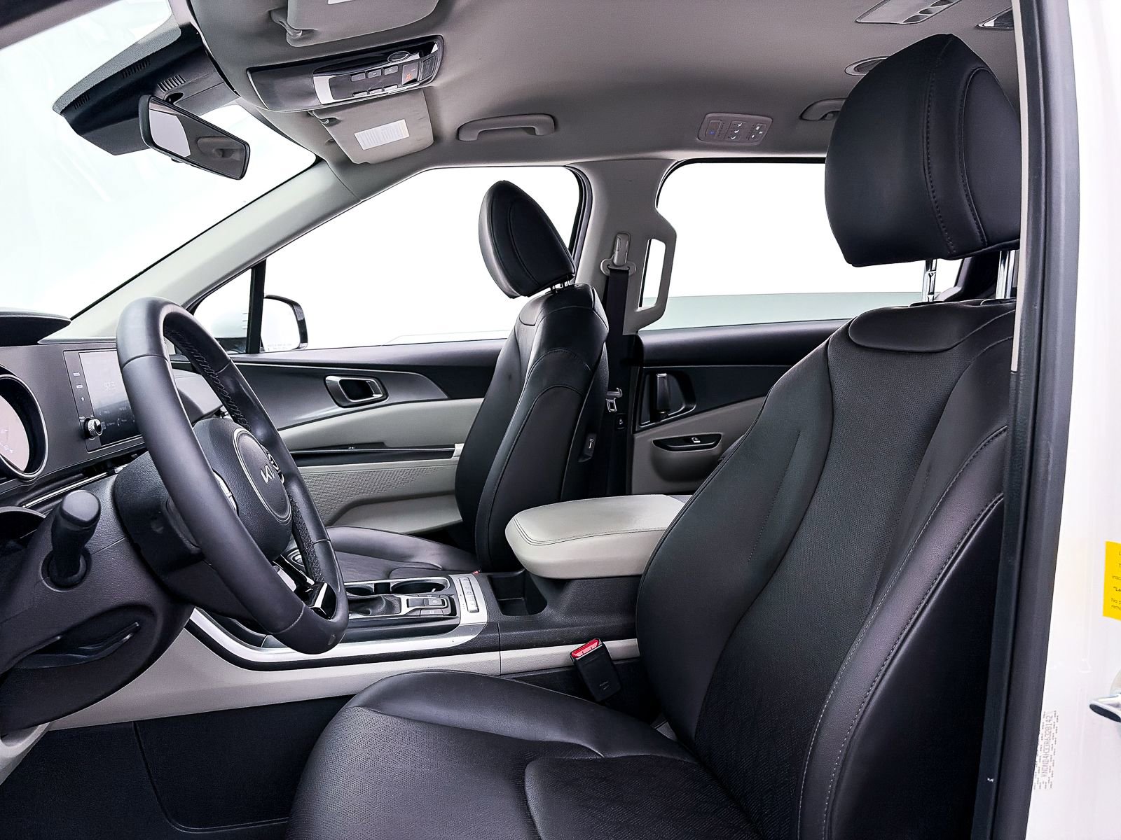 Used 2024 Kia Carnival LX image 17