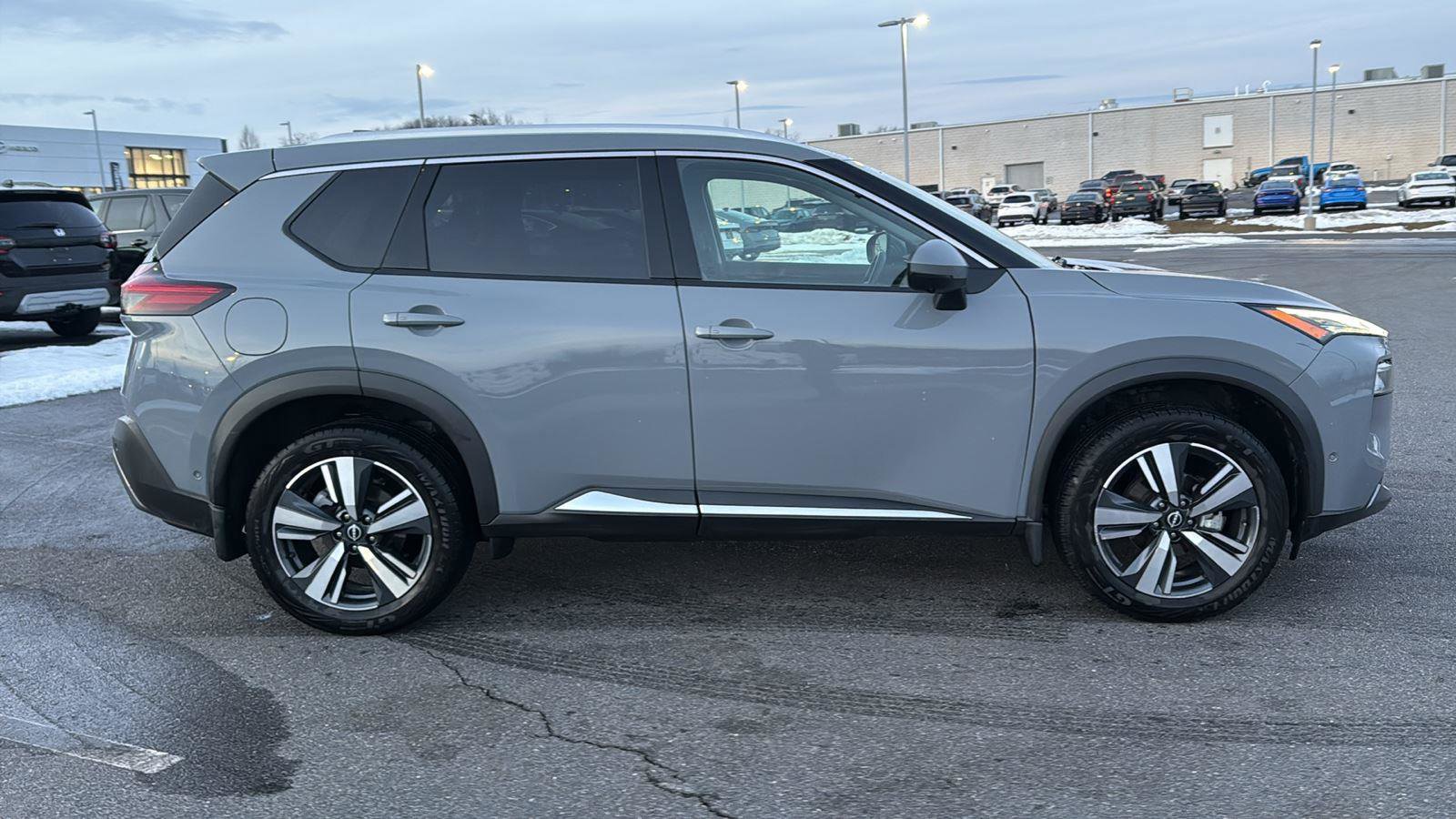 Used 2022 Nissan Rogue SL w/ SL Premium Package image 4