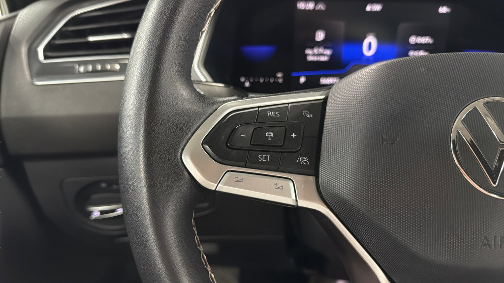 Used 2022 Volkswagen Tiguan SE image 37