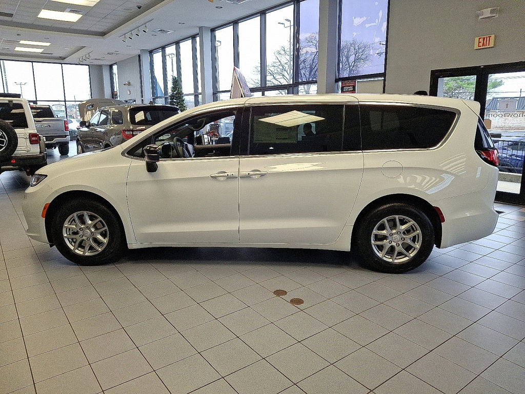 New 2026 Chrysler Pacifica Select image 8