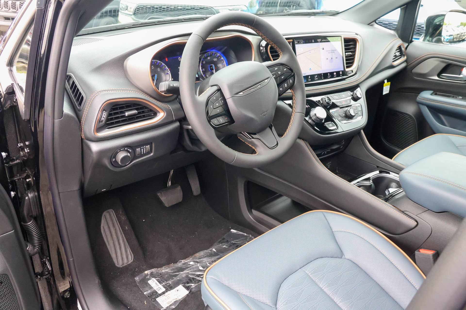 New 2027 Chrysler Pacifica Pinnacle w/ Theater Group AWD/4WD image 3