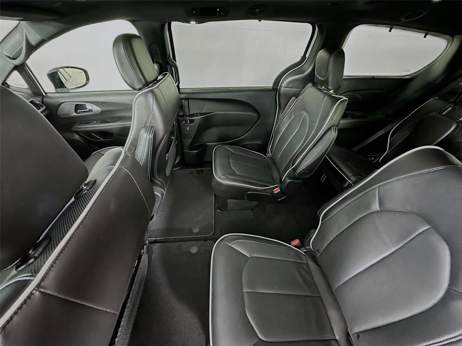 Used 2025 Chrysler Pacifica Limited image 23