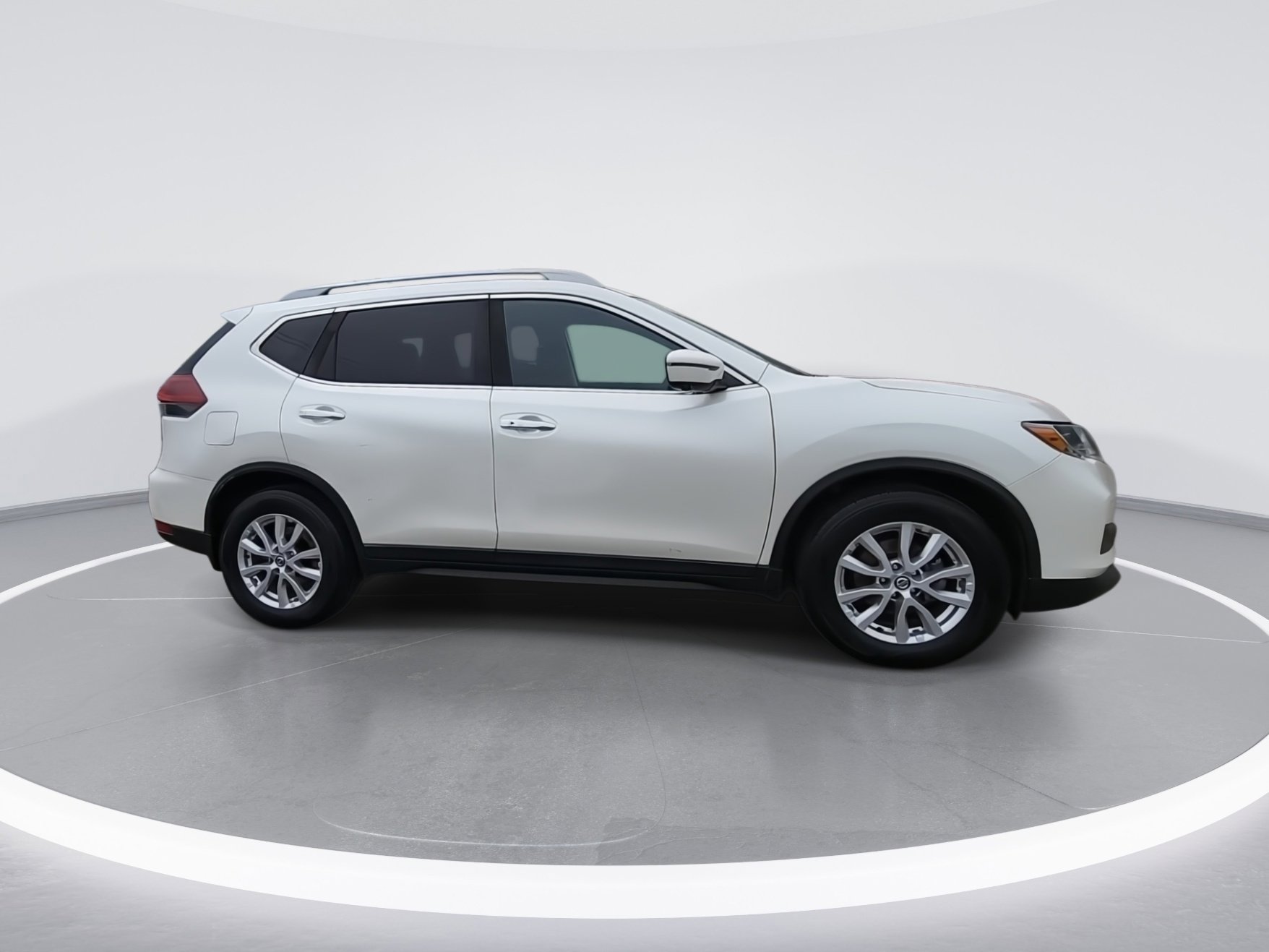 Used 2018 Nissan Rogue SV w/ Sun & Sound Touring Package image 9