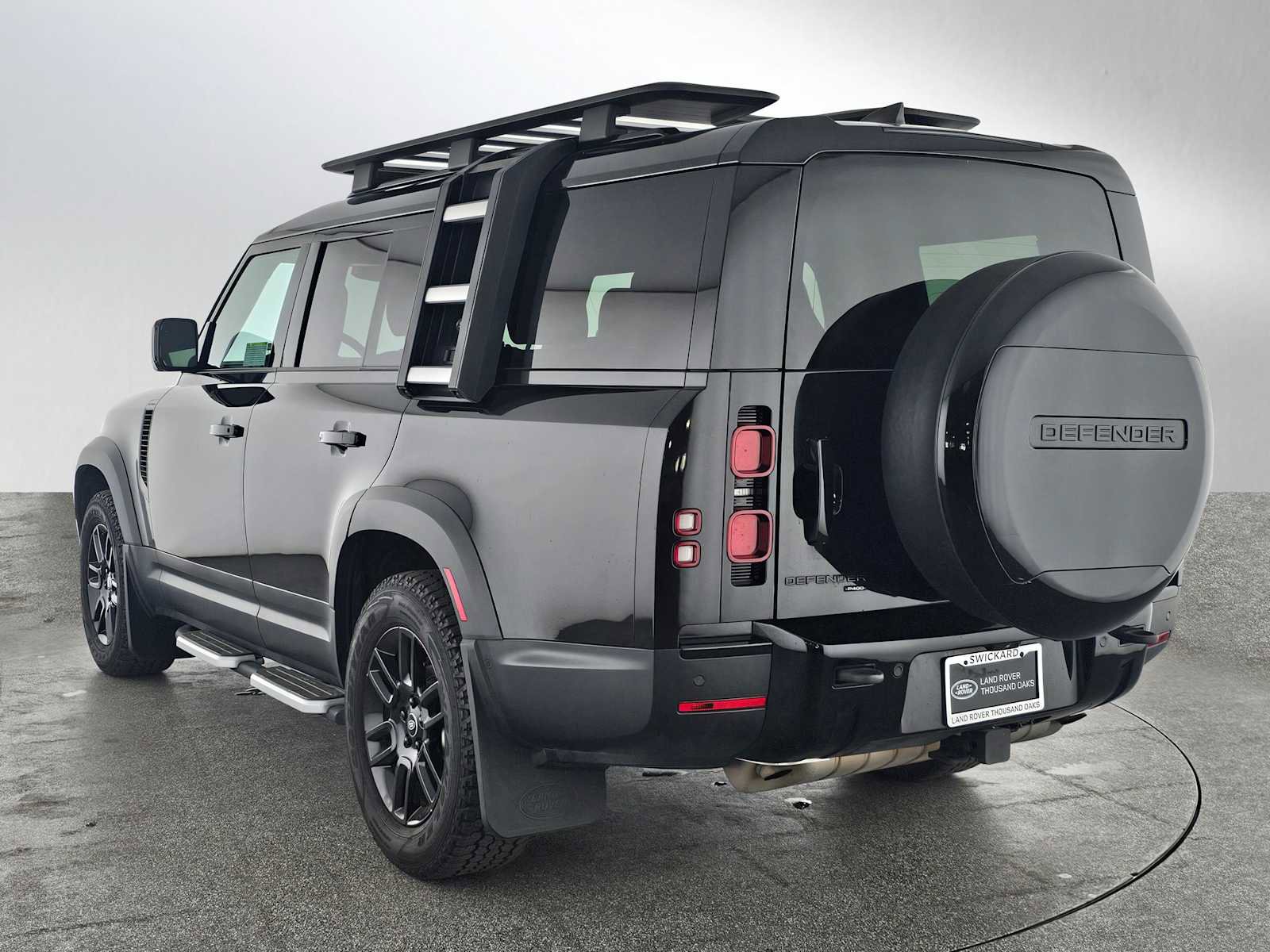 Used 2023 Land Rover Defender 130 SE image 3