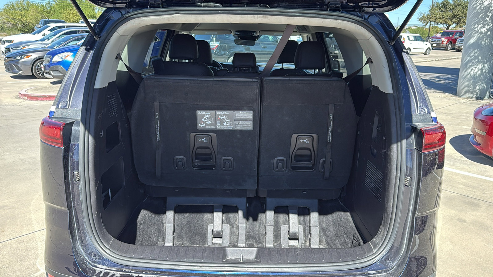 Used 2024 Kia Carnival LX image 28