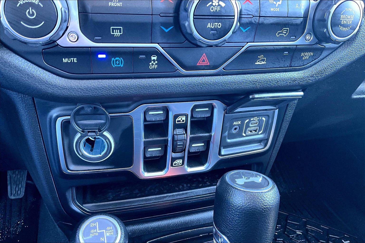 Used 2024 Jeep Wrangler Unlimited AWD/4WD image 31
