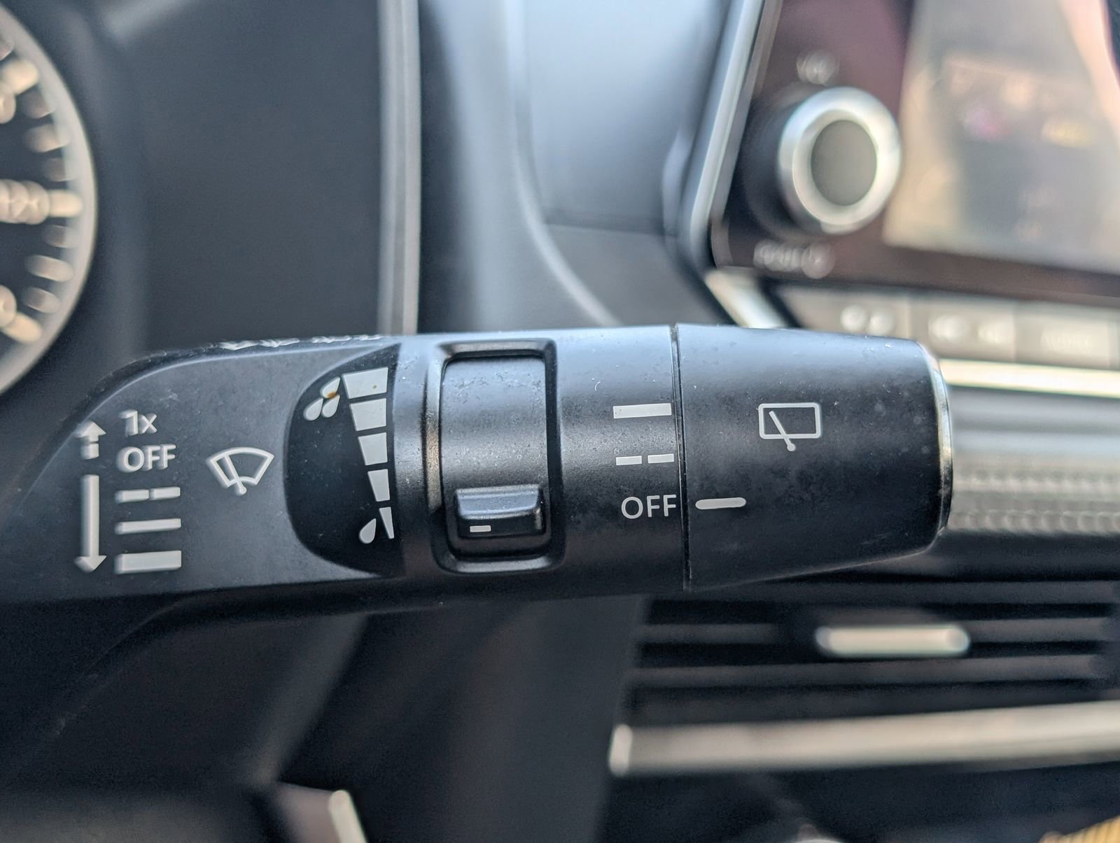 Used 2023 Nissan Rogue SV image 33