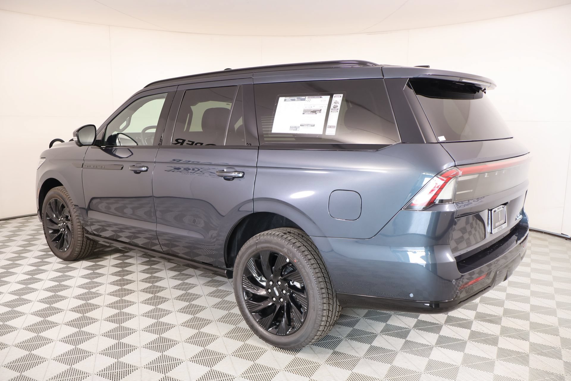 New 2025 Lincoln Navigator Reserve w/ Jet Appearance Package AWD/4WD image 25