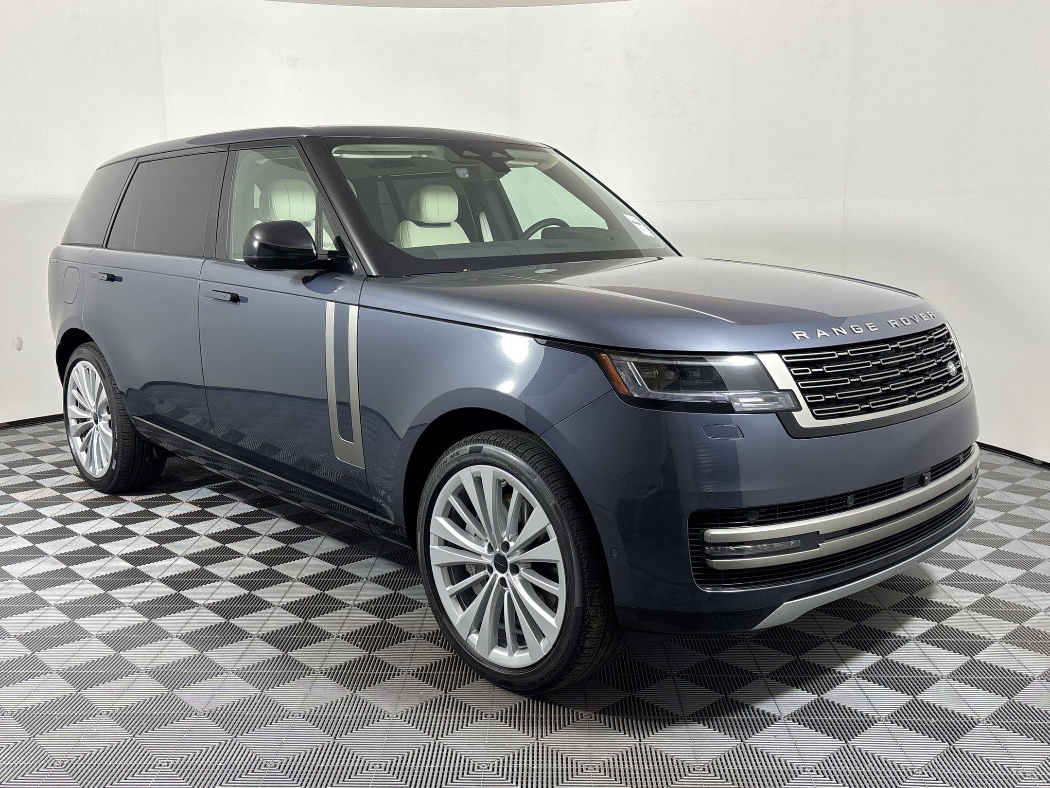 New 2026 Land Rover Range Rover Long Wheelbase SE AWD/4WD image 7