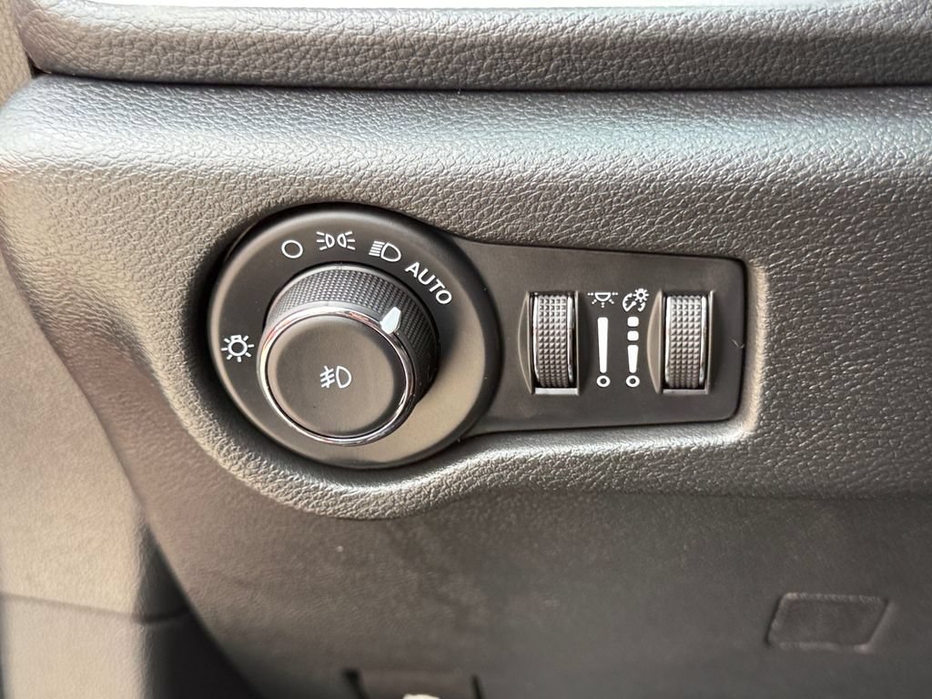 Used 2023 Chrysler Pacifica Pinnacle FWD image 23