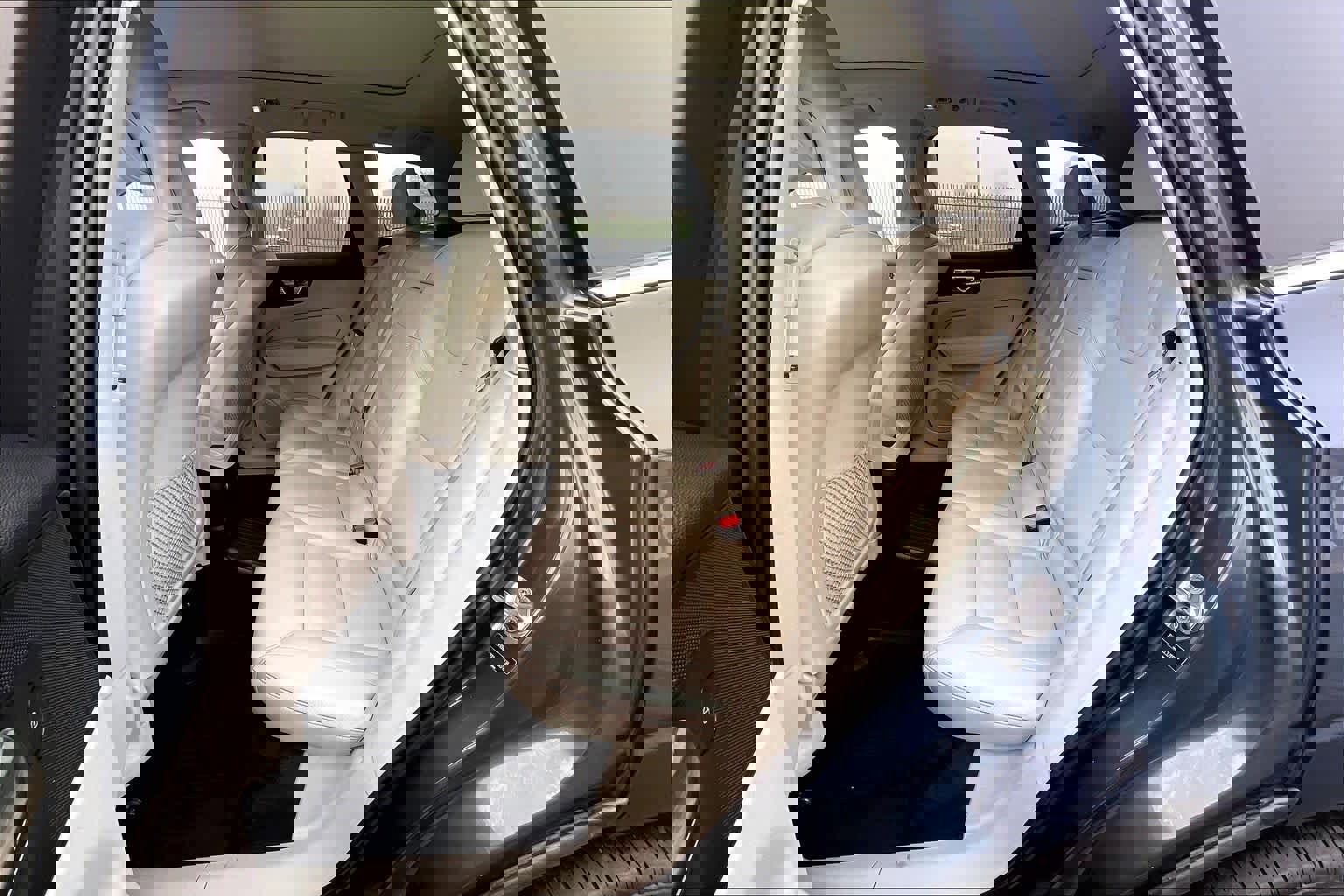 Used 2018 Volvo XC60 T8 Inscription w/ Advanced Package image 29