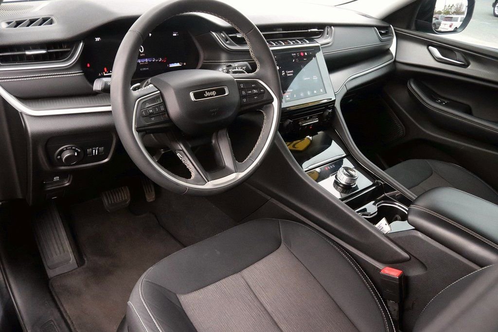 Used 2023 Jeep Grand Cherokee Laredo AWD/4WD image 12