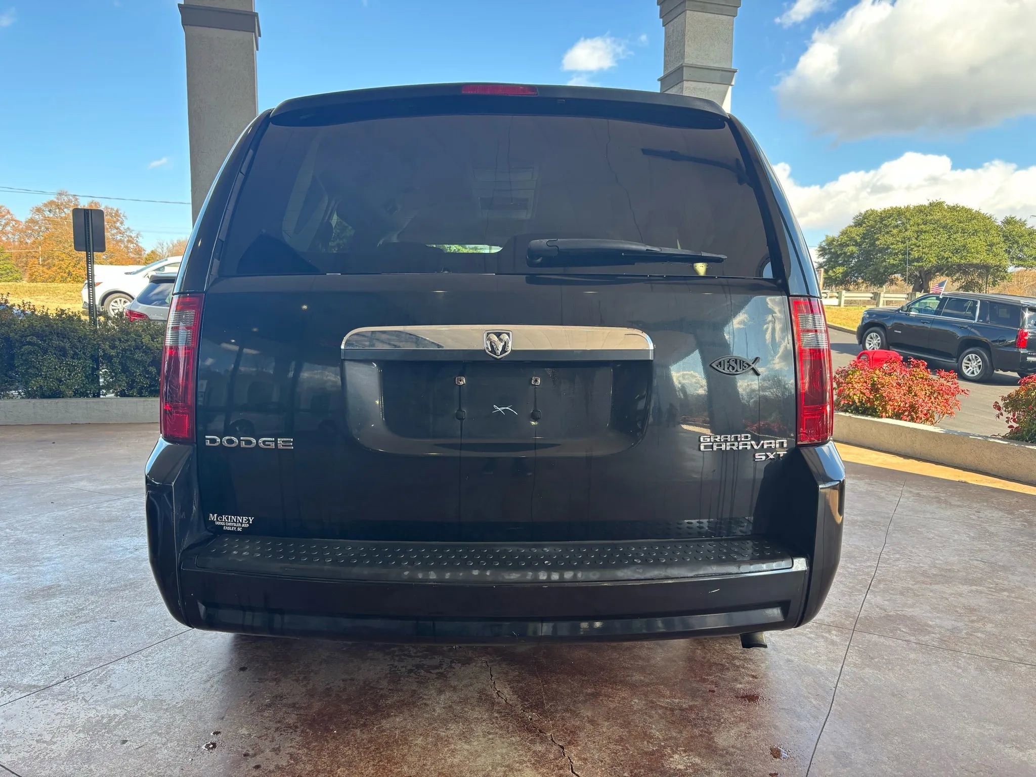 Used 2010 Dodge Grand Caravan SXT w/ Family Value Group image 5