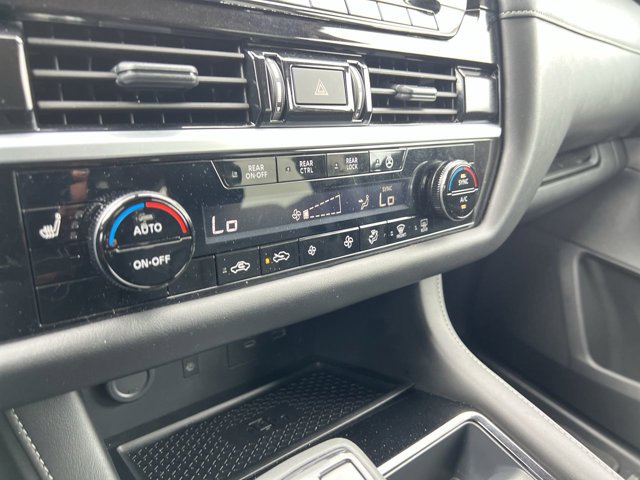 Used 2024 Nissan Pathfinder SL FWD image 11
