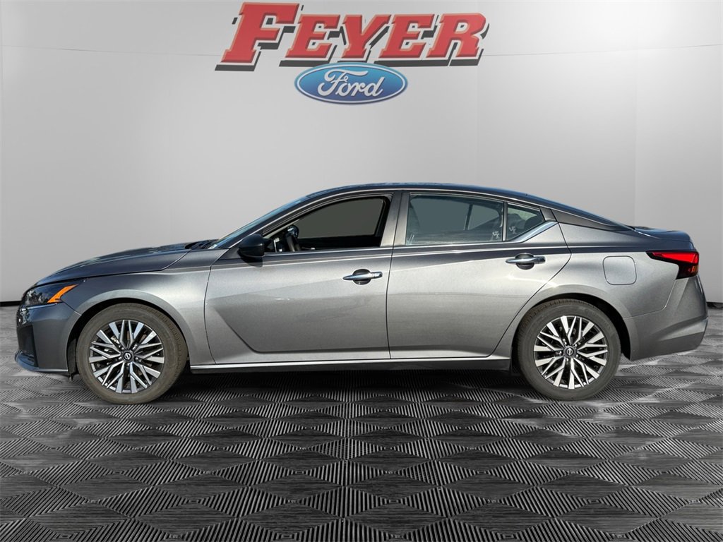 Used 2024 Nissan Altima 2.5 SV image 2