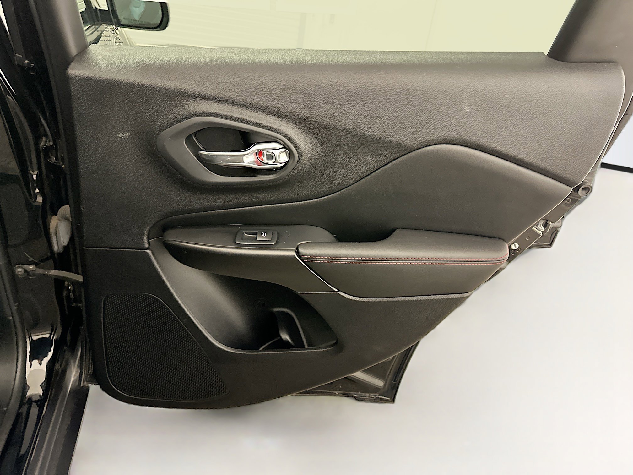 Used 2021 Jeep Cherokee Trailhawk image 30