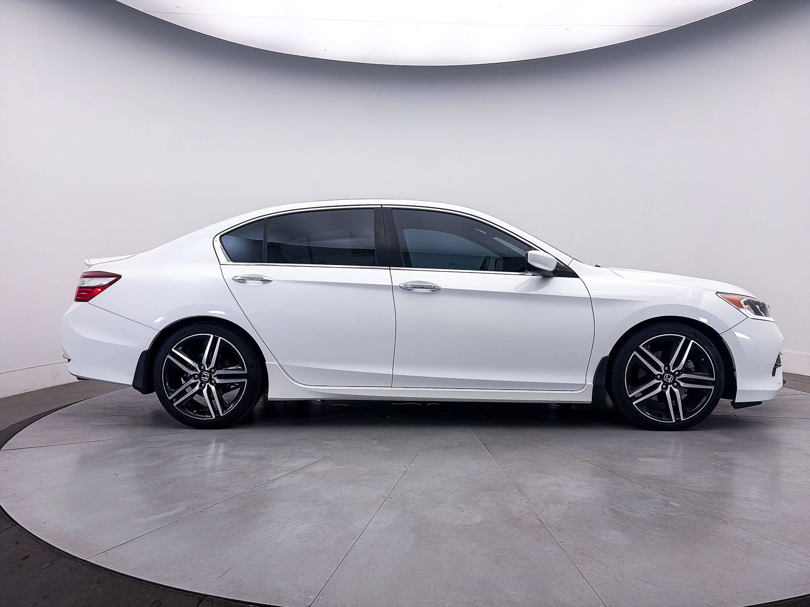 Used 2016 Honda Accord Sport image 29