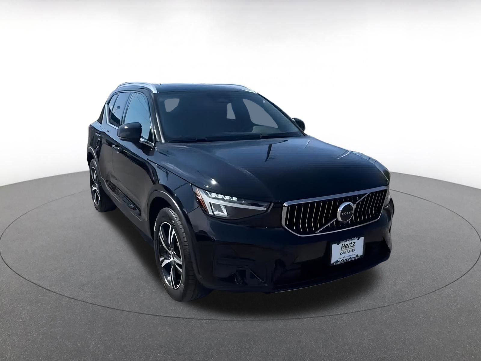 Used 2024 Volvo XC40 B5 Core image 3